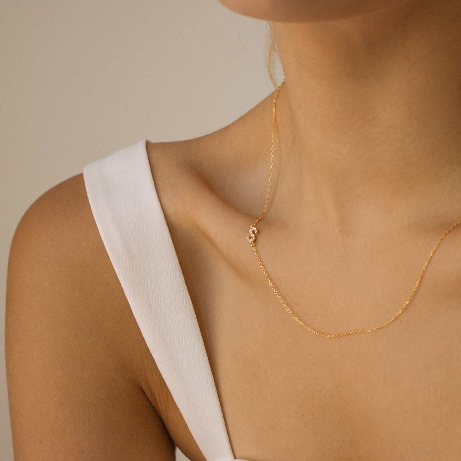SIDEWAY PAVE INITIAAL | Aangepaste zijwaartse initiaal ketting