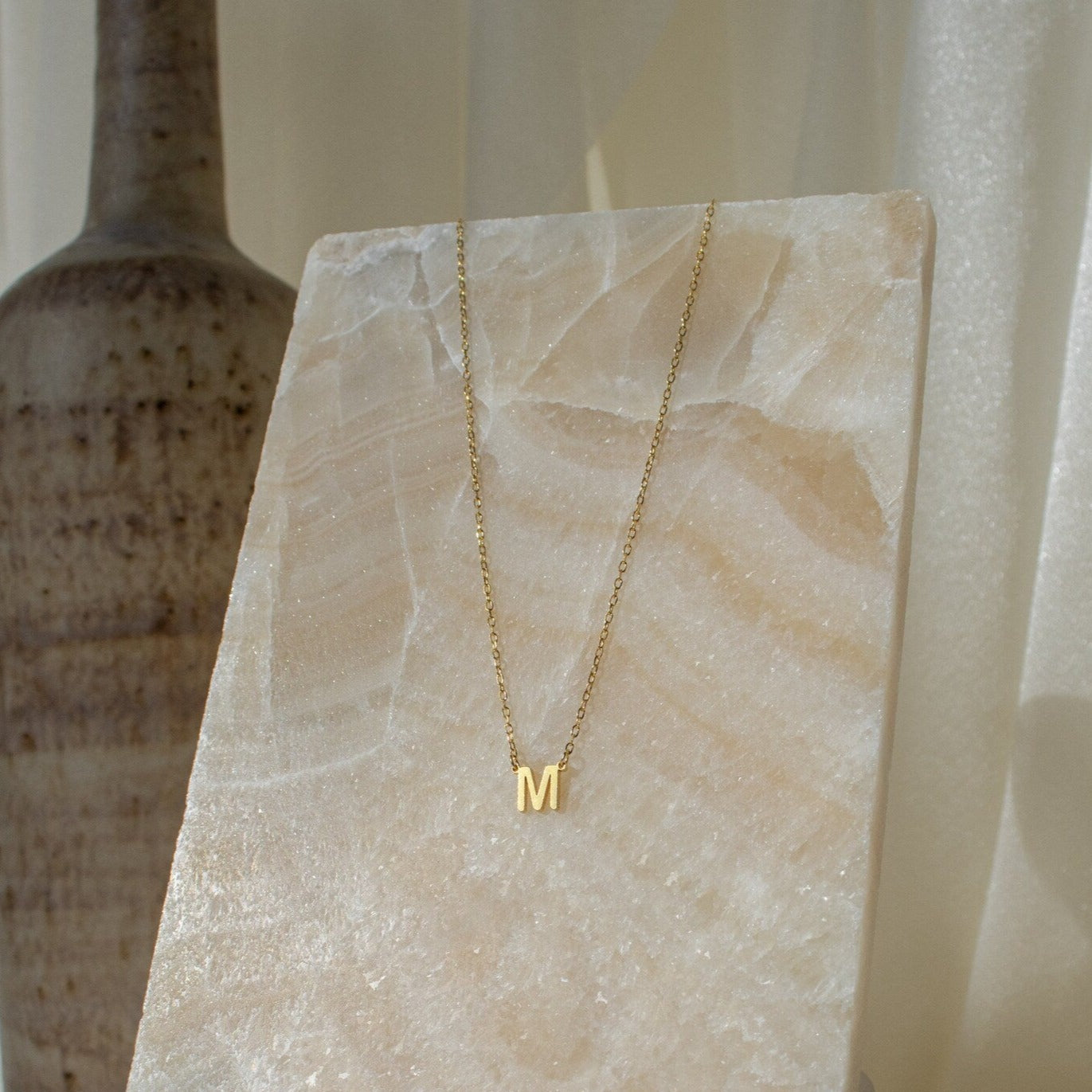 SIDEWAY PAVE INITIAAL | Aangepaste zijwaartse initiaal ketting