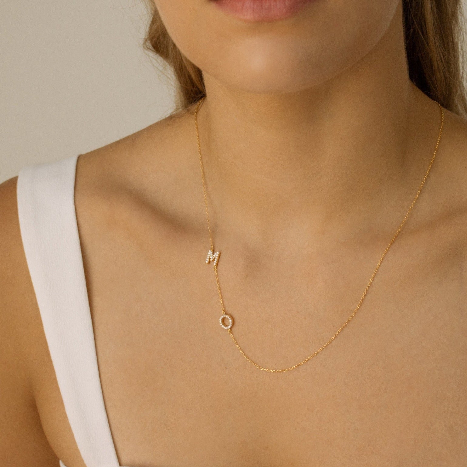 SIDEWAY PAVE INITIAAL | Aangepaste zijwaartse initiaal ketting