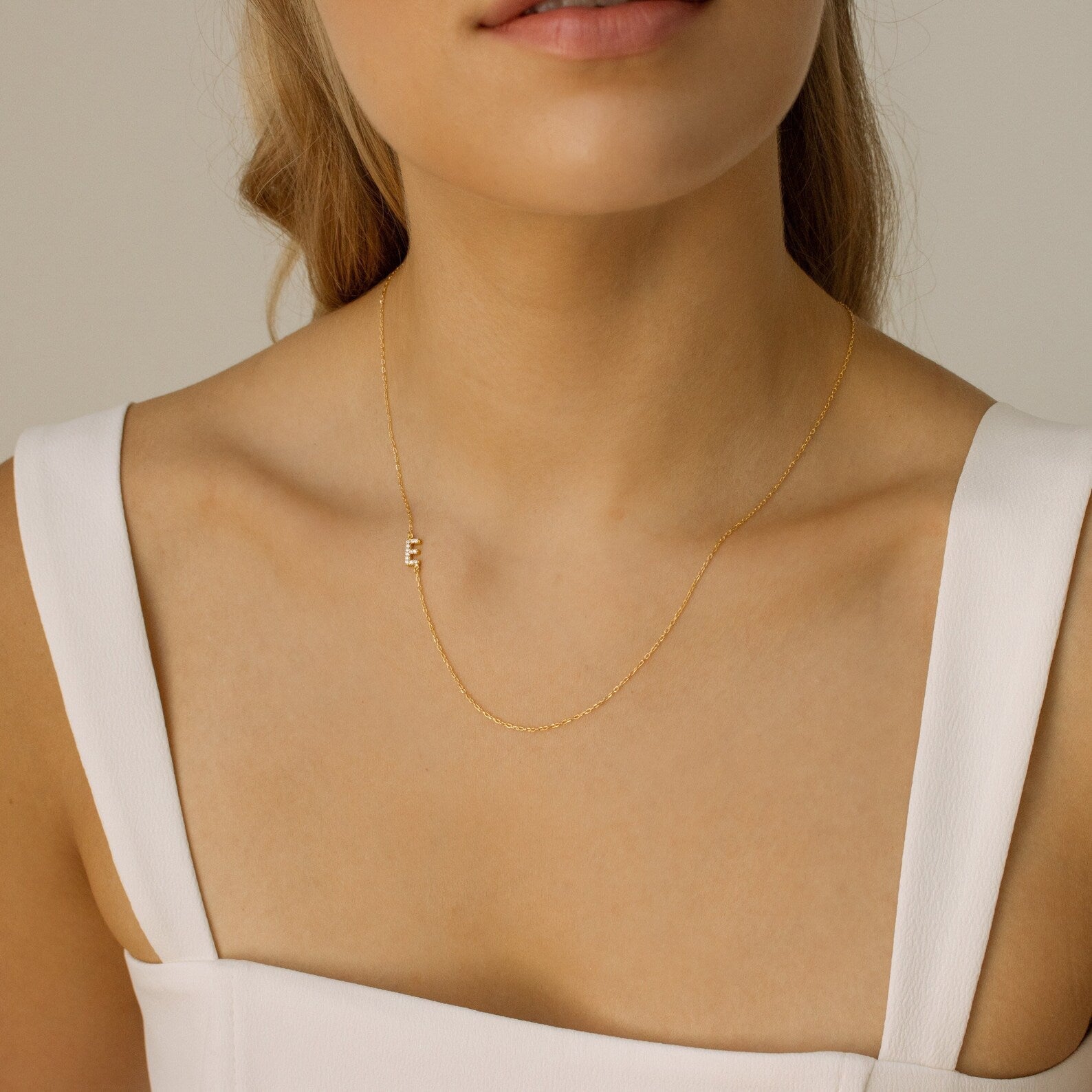SIDEWAY PAVE INITIAAL | Aangepaste zijwaartse initiaal ketting