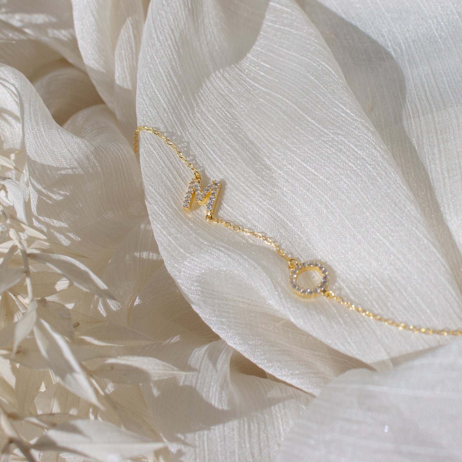 SIDEWAY PAVE INITIAAL | Aangepaste zijwaartse initiaal ketting