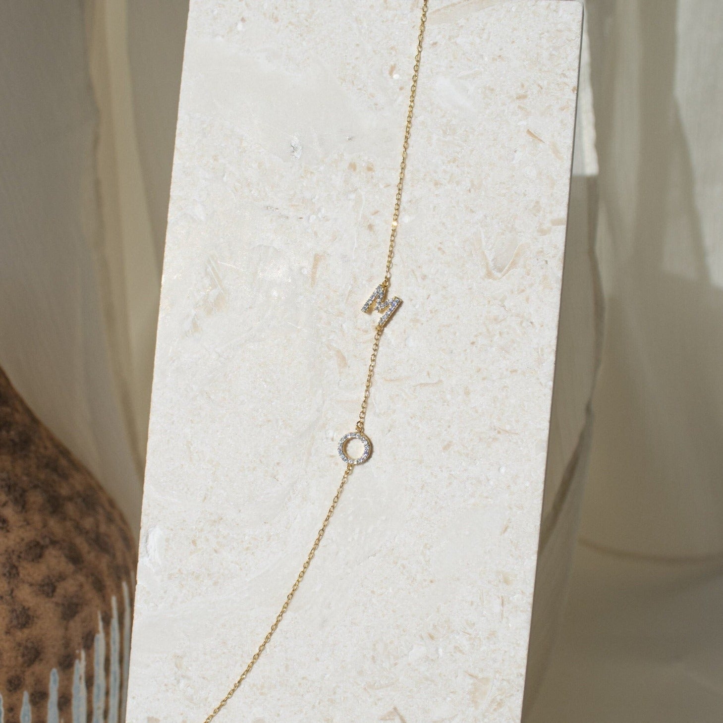 SIDEWAY PAVE INITIAAL | Aangepaste zijwaartse initiaal ketting