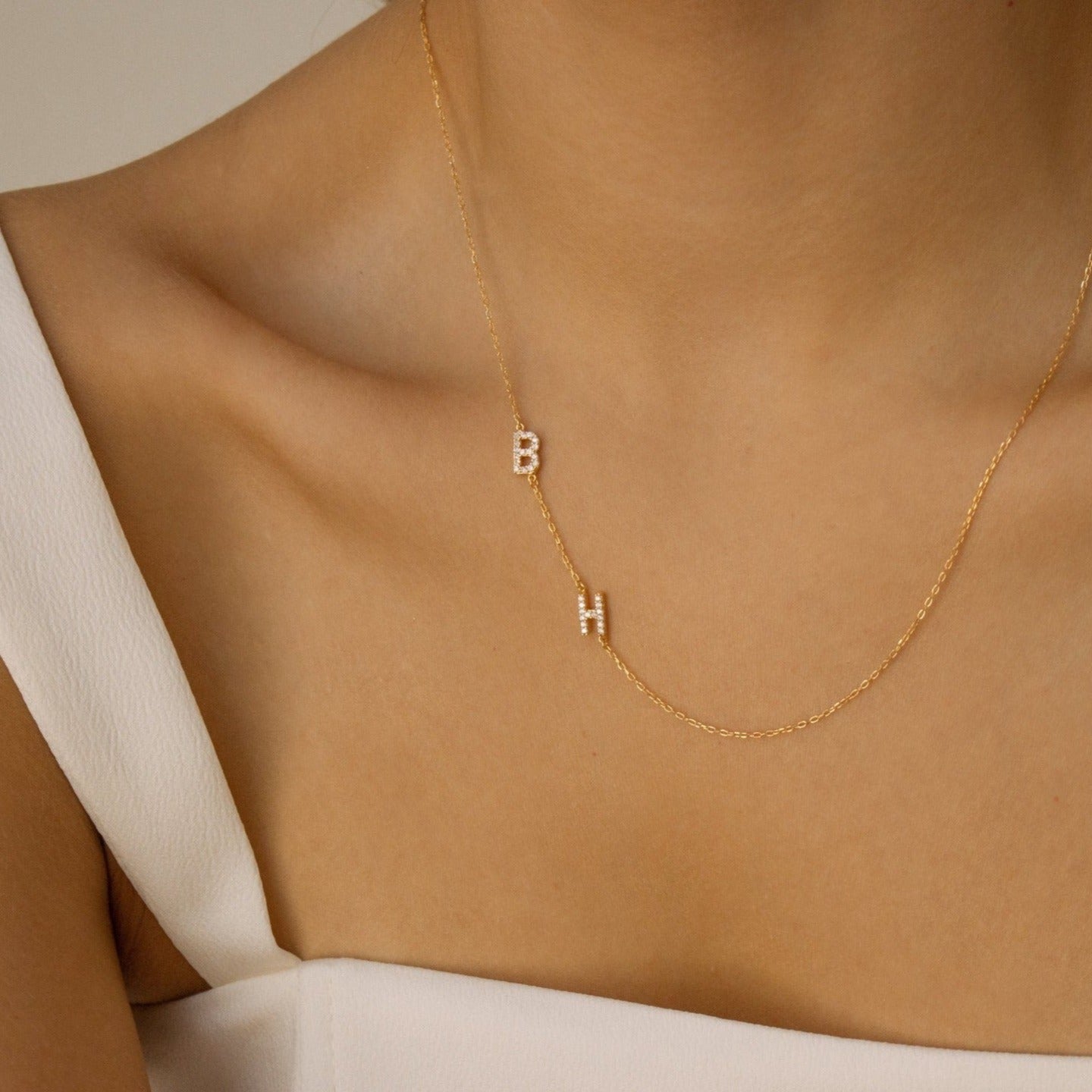 SIDEWAY PAVE INITIAAL | Aangepaste zijwaartse initiaal ketting