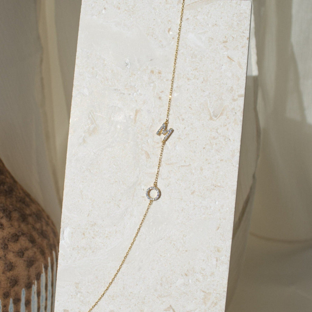SIDEWAY PAVE INITIAAL | Aangepaste zijwaartse initiaal ketting